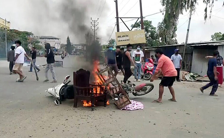 Manipur | দুমাহৰ অন্তত মণিপুৰৰ ৰাষ্ট্ৰীয় ঘাইপথত অৱৰোধ উঠালে কুকি প্ৰতিবাদকাৰীয়ে 1 মণিপুৰত মহিলা বাহিনীৰ হেঁচাত মুকলি ১২ জন কয়দী