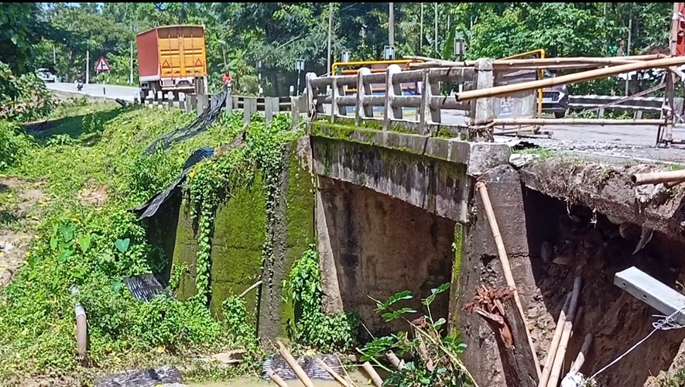 Historic Daak bridge Damaged I বোকাখাতৰ ৰাষ্ট্ৰীয় ঘাই পথৰ ডাক দলং মেৰামতিত বিভাগৰ হেমাহিত ক্ষোভ স্থানীয় ৰাইজৰ 3 Daak bridge