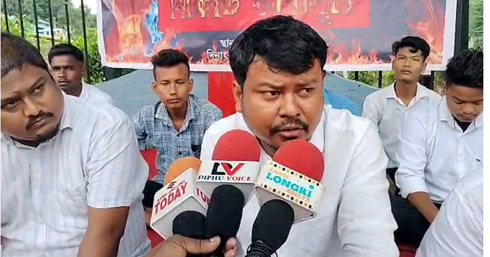All Assam Students Union I ষষ্ঠ শ্ৰেণীৰ গণিত আৰু বিজ্ঞানৰ বিষয়ত ইংৰাজীত পাঠদানৰ বিৰোধিতা : ডিফুত আছুৰ বিক্ষোভ 2 ইংৰাজীত পাঠদানৰ বিৰোধিতা