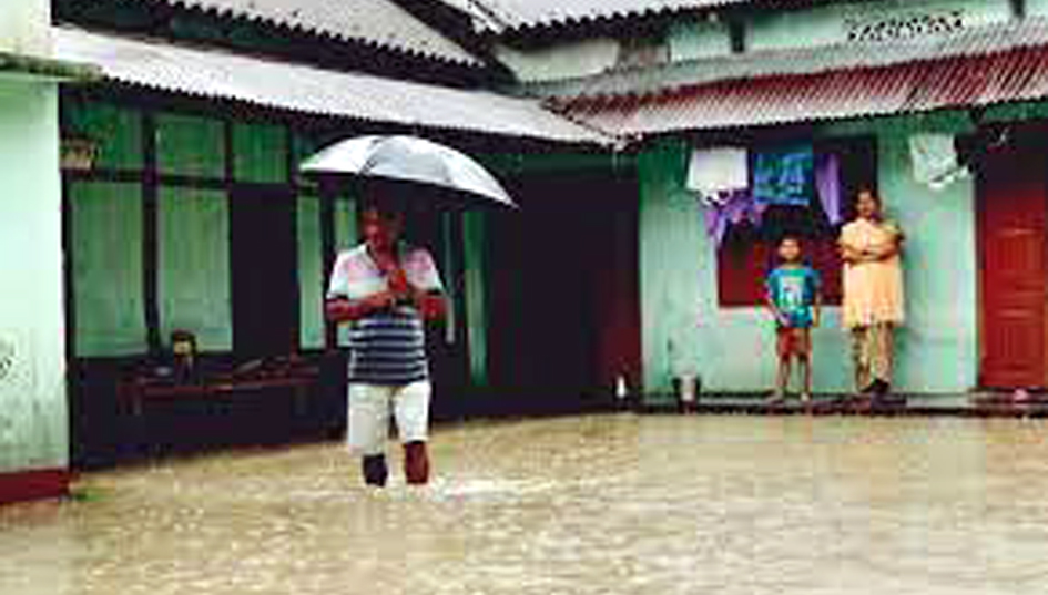 Assam floods I ১০ জিলাত লক্ষাধিক লোক ক্ষতিগ্ৰস্ত, ৰাজ্যৰ বান পৰিস্থিতি অধিক অৱনতি 3 বান পৰিস্থিতি