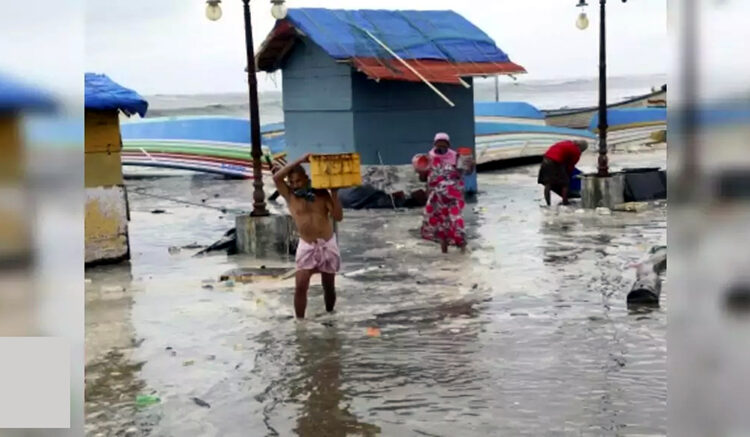 Cyclone Biparjay I গুজৰাটত বিপর্যয় : ১৫০ কি:মি: বেগত বলিব ধুমুহা, ১৯৫ খন ৰে'লৰ সেৱা বাতিল 1 Cyclone Biparjay I গুজৰাটত বিপর্যয় : ১৫০ কি:মি: বেগত বলিব ধুমুহা, ১৯৫ খন ৰে’লৰ সেৱা বাতিল