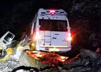 4 Killed, 7 Injured As Boulders Tumbling Downhill Crush Vehicles I উত্তৰাখণ্ডত তীৰ্থযাত্ৰী কঢ়িওৱা বাছৰ ওপৰত পৰিল প্ৰকাণ্ড শিল, নিহত ৪