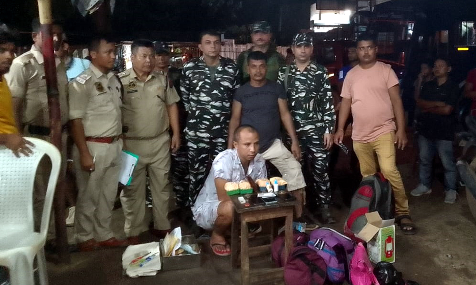 Heroin recovered I খটখটীত বুজন পৰিমাণৰ হেৰ'ইনসহ দুই সৰবৰাহকাৰী আটক 2 খটখটীত বুজন পৰিমাণৰ হেৰ'ইনসহ দুই সৰবৰাহকাৰী আটক