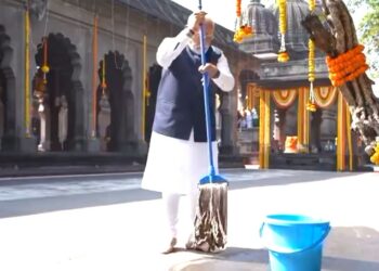 PM cleans the grounds of a temple in Nashik and calls for a countrywide campaign on cleanliness. 3 PM cleans the grounds of a temple in Nashik and calls for a countrywide campaign on cleanliness.