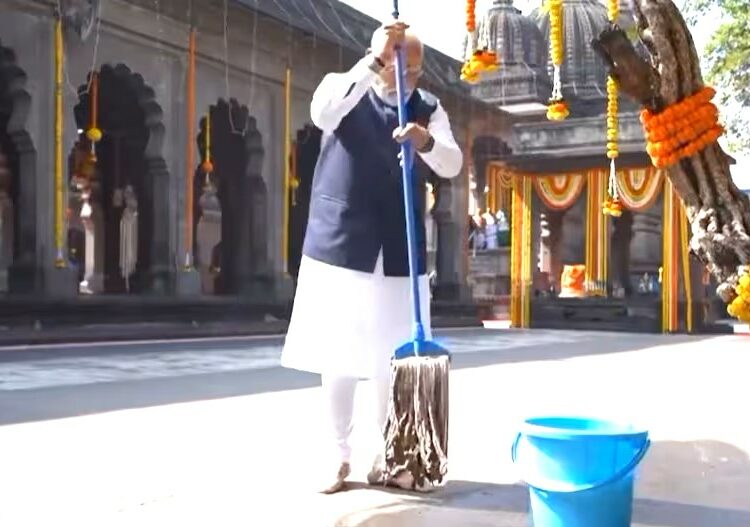 PM cleans the grounds of a temple in Nashik and calls for a countrywide campaign on cleanliness. 1 PM cleans the grounds of a temple in Nashik and calls for a countrywide campaign on cleanliness.