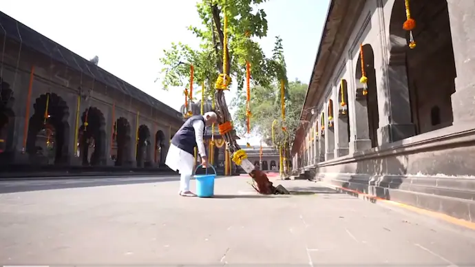 PM cleans the grounds of a temple in Nashik and calls for a countrywide campaign on cleanliness. 3 PM cleans