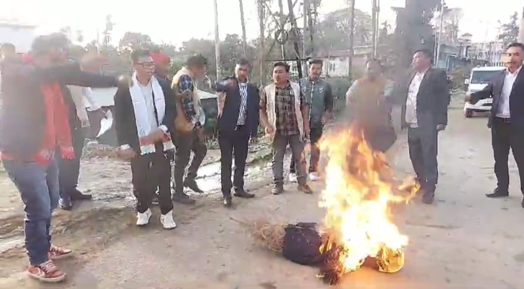 Effigy of Congress Leader Debabrata Saikia Burned by Youth Organizations in Diphu Protest 3 Effigy of Congress Leader Debabrata Saikia Burned by Youth Organizations in Diphu Protest
