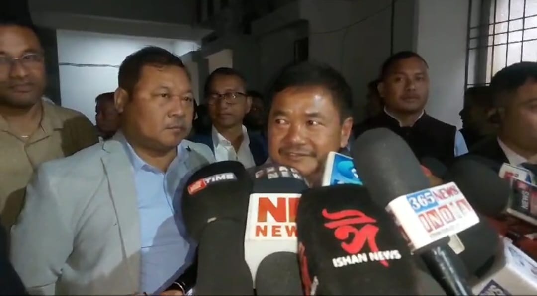 কাবি আংলং-পশ্চিম কাৰ্বি আংলং জিলাৰ পৰিস্থিতি নিয়ন্ত্রণাধীন যদিও চেপা উত্তেজনা অব্যাহত 2 এএছডিচি-কার্বি ছাত্র সন্থাৰ সৈতে পৰিষদৰ মুখ্য কার্যবাহী সদস্যৰ আলোচনা আন্দোলন পৰিহাৰ কৰি শান্তি আলোচনাৰ জৰিয়তে সমস্যা সমাধানৰ আহ্বান তুলিৰাম ৰংহাঙৰ