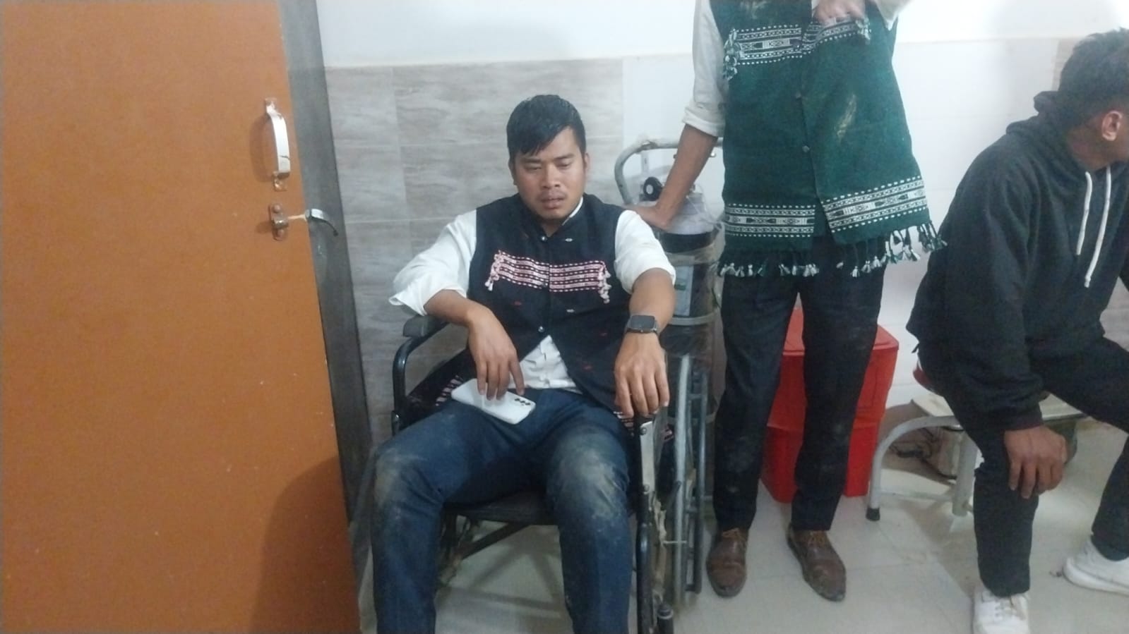 BreakingI পশ্চিম কাৰ্বি আংলংঙৰ খেৰণীত চাৰিআলিত কেএছএ (ছেমছন) গোটৰ সাত জনকৈ সদস্যক আক্ৰমণ দুৰ্বৃত্তৰ 3 Breaking News