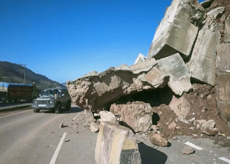 Landslide in Jammu and Kashmir I জম্মু-শ্ৰীনগৰ ৰাষ্ট্ৰীয় ঘাইপথত পুনৰ ভূমিস্খলন, শতাধিক বাহন আবদ্ধ 1 Landslide in Jammu and Kashmir I জম্মু-শ্ৰীনগৰ ৰাষ্ট্ৰীয় ঘাইপথত পুনৰ ভূমিস্খলন, শতাধিক বাহন আবদ্ধ