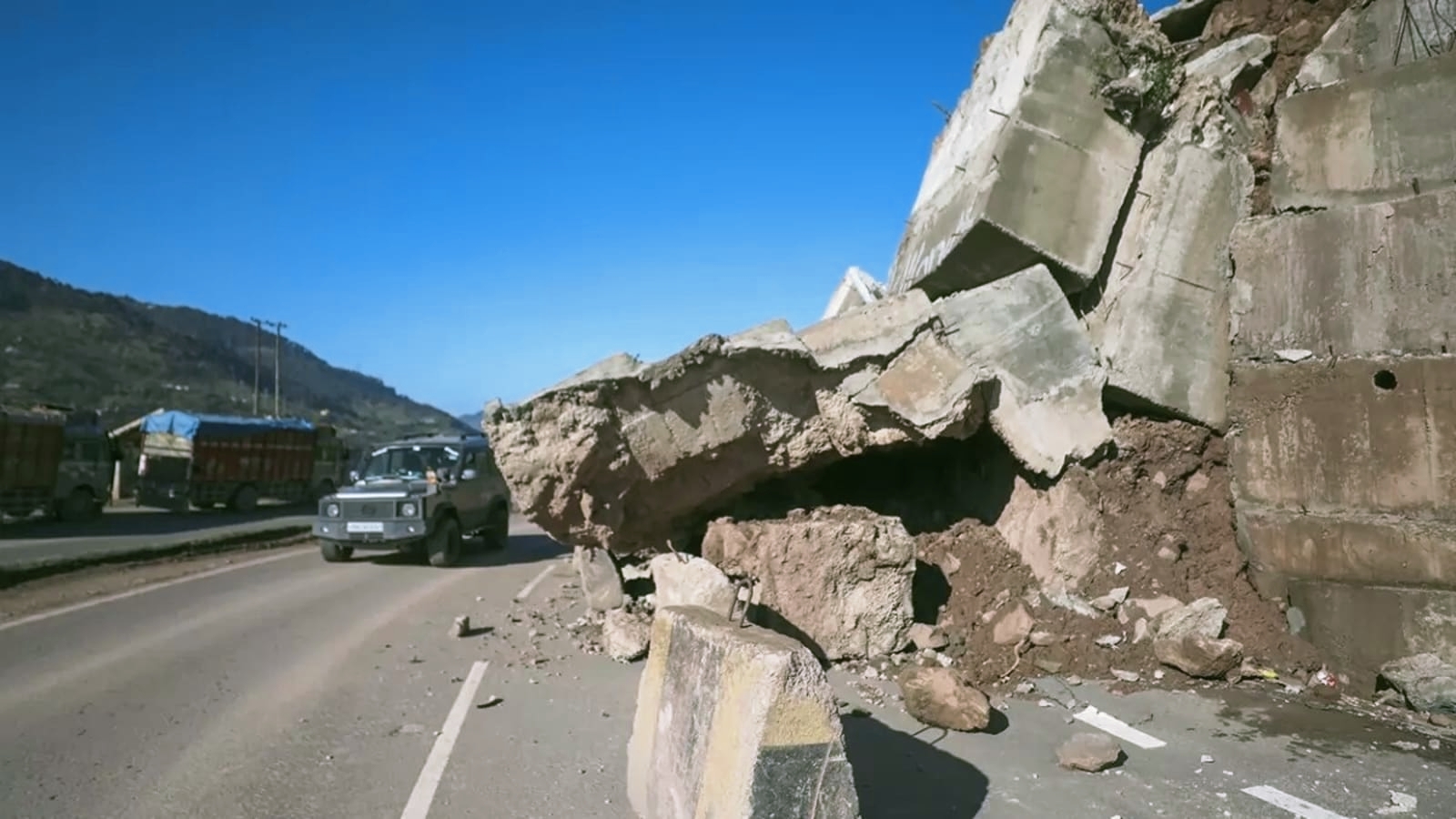 Landslide in Jammu and Kashmir I জম্মু-শ্ৰীনগৰ ৰাষ্ট্ৰীয় ঘাইপথত পুনৰ ভূমিস্খলন, শতাধিক বাহন আবদ্ধ 3 Landslide in Jammu and Kashmir