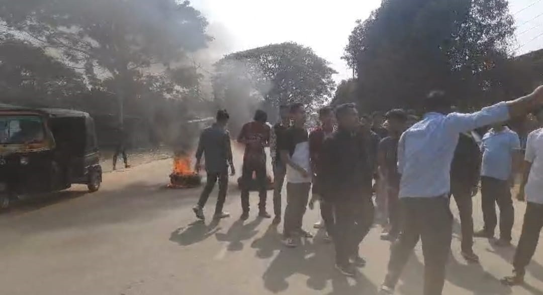 Tension prevails in Karbi Anglong I পিজিআৰ-ভিজিআৰ ভূমিক কেন্দ্ৰ কৰি উত্তাল দুই কাৰ্বি আংলং 4 Protestp5 1 | ASSAM TIMES POST