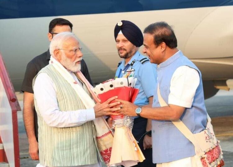 PM Modi Assam visit I তেজপুৰ বায়ুসেনাৰ বিমানঘাটিত প্ৰধানমন্ত্ৰী নৰেন্দ্ৰ মোদীক উষ্ম আদৰণি মুখ্যমন্ত্ৰীৰ 1 PM Modi Assam visit I তেজপুৰ বায়ুসেনাৰ বিমানঘাটিত প্ৰধানমন্ত্ৰী নৰেন্দ্ৰ মোদীক উষ্ম আদৰণি মুখ্যমন্ত্ৰীৰ