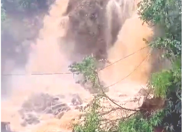 Landslide in Silchar Guwahati Road : শিলচৰ-গুৱাহাটী পথত ভয়ংকৰ ভূমিস্খলন, বন্ধ শিলচৰ-গুৱাহাটী পথ 1 Landslide in Silchar Guwahati Road : শিলচৰ-গুৱাহাটী পথত ভয়ংকৰ ভূমিস্খলন, বন্ধ শিলচৰ-গুৱাহাটী পথ