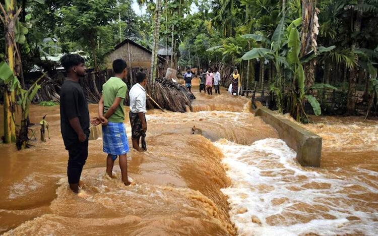 Flood in Assam : বছৰৰ প্ৰথমটো বানৰ কবলত ৰাজ্যৰ ৮ জিলা 1 Flood in Assam : বছৰৰ প্ৰথমটো বানৰ কবলত ৰাজ্যৰ ৮ জিলা