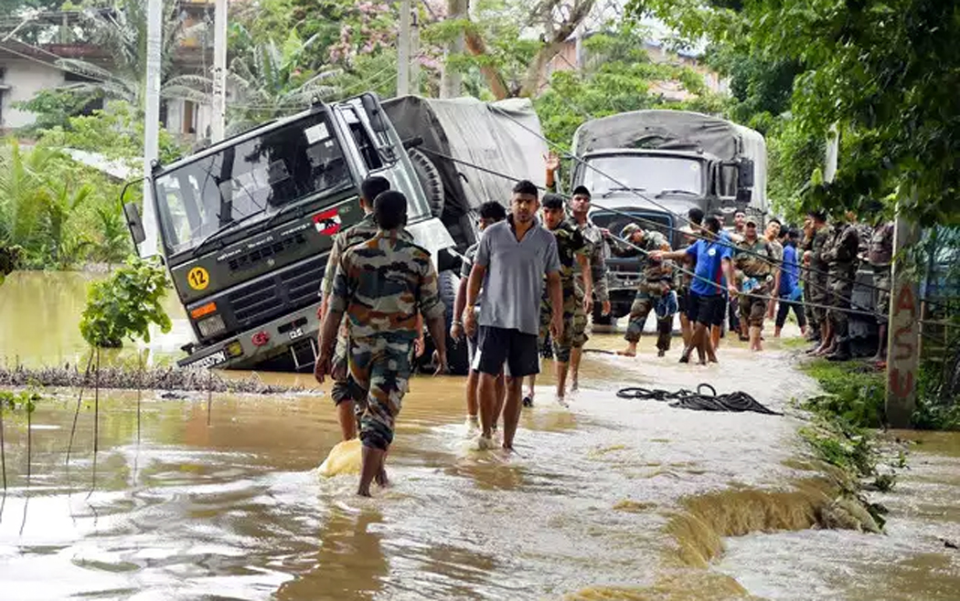 Assam flood condition : ৰাজ্যৰ দ্বিতীয়টো বানৰ কবলত ১৫ খন জিলা, ক্ষতিগ্ৰস্ত প্ৰায় ২ লাখ লোক 3 Flood 2 | ASSAM TIMES POST