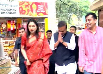 CM Himanta Biswa Sarma Kamakhya Visit : পত্নীৰ সৈতে মুখ্যমন্ত্ৰীৰ কামাখ্যা দৰ্শন, কামাখ্যা কৰিড’ৰ নিৰ্মাণ সন্দৰ্ভত গুৰুত্বপূৰ্ণ ঘোষণা