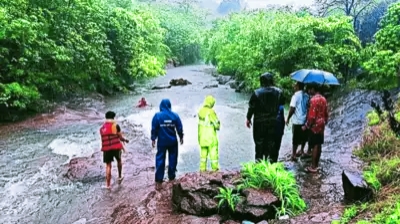 Lonavala waterfall tragic incident I জলপ্ৰপাতৰ সোঁতে উটুৱাই নিলে এটা পৰিয়ালক, মুম্বাইৰ ওচৰত ভয়ংকৰ ঘটনাত নিহত ৭ 3 Lonavala waterfall tragic incident I