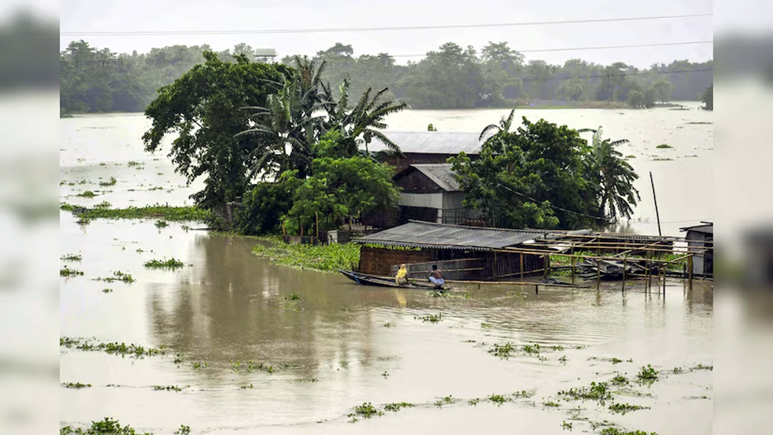 Assam Flood Situations : এতিয়াও বানৰ কবলত ২৭ জিলা, বিগত ২৪ ঘণ্টাত বানত মৃত্যু ৫ জনৰ 3 flood 2 | ASSAM TIMES POST