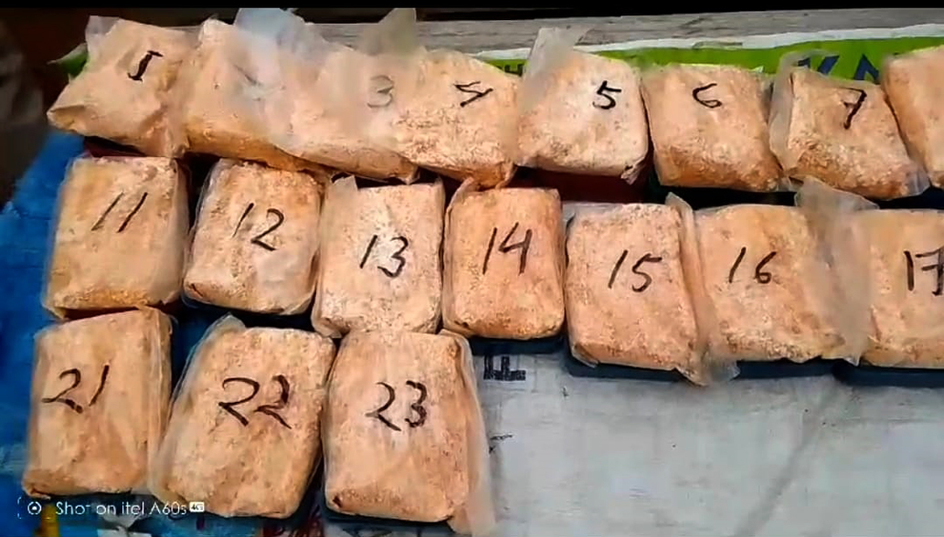 265 grams of Heroin recovered I খটখটীত এম্বুলেঞ্চৰ পৰা দুই কোটিতকৈ অধিক মূল্যৰ হেৰ'ইনসহ আটক সৰৰবৰাহকাৰী 2 খটখটীত এম্বুলেঞ্চৰ পৰা দুই কোটিতকৈ অধিক মূল্যৰ হেৰ'ইনসহ আটক সৰৰবৰাহকাৰী