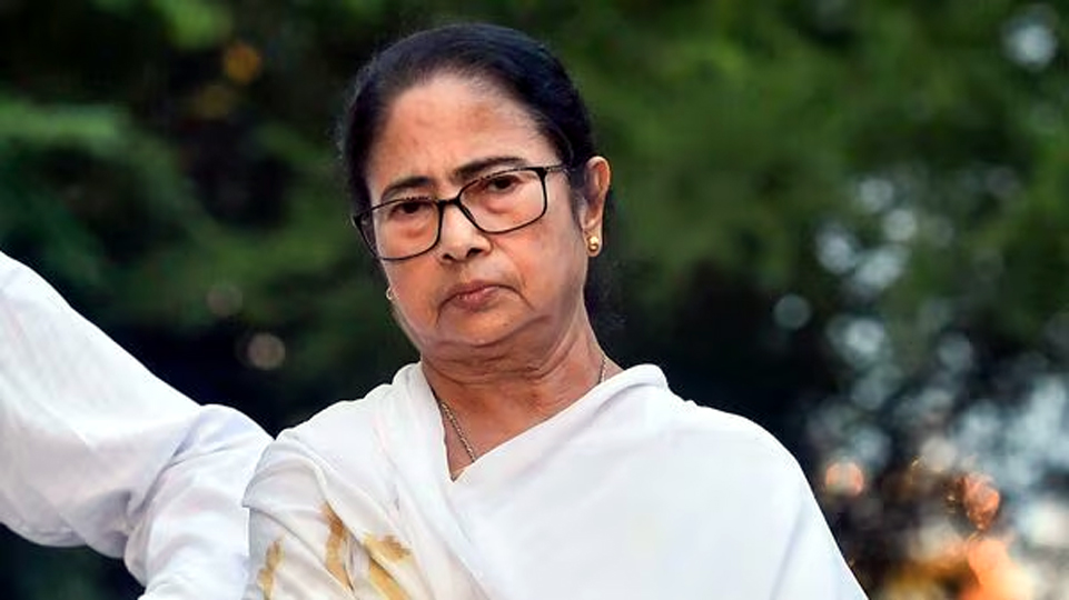RG Kar Rape and Murder Case I আৰ জি কৰৰ নিৰ্যাতিতাৰ নাম আৰু ছবি প্ৰকাশৰ লগতে মুখ্যমন্ত্ৰীক হত্যাৰ ভাবুকি, এজনক গ্ৰেপ্তাৰ 3 মুখ্যমন্ত্ৰী মমতা বেনাৰ্জীক হত্যাৰ ভাবুকি দিয়াৰ অভিযোগত তালতলাৰ পৰা এজন ব্যক্তিক গ্ৰেপ্তাৰ