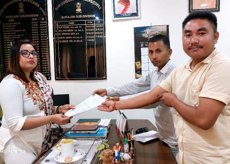খটখটীত খোৱা পানীৰ বটলত শেলুৱৈ জাতীয় পদাৰ্থ : ব্যৱস্থা গ্ৰহণৰ দাবীত জিলা আয়ুক্তলৈ যুৱ ছাত্ৰ পৰিষদৰ স্মাৰক পত্ৰ 1 খটখটীত খোৱা পানীৰ বটলত শেলুৱৈ জাতীয় পদাৰ্থ : ব্যৱস্থা গ্ৰহণৰ দাবীত জিলা আয়ুক্তলৈ যুৱ ছাত্ৰ পৰিষদৰ স্মাৰক পত্ৰ