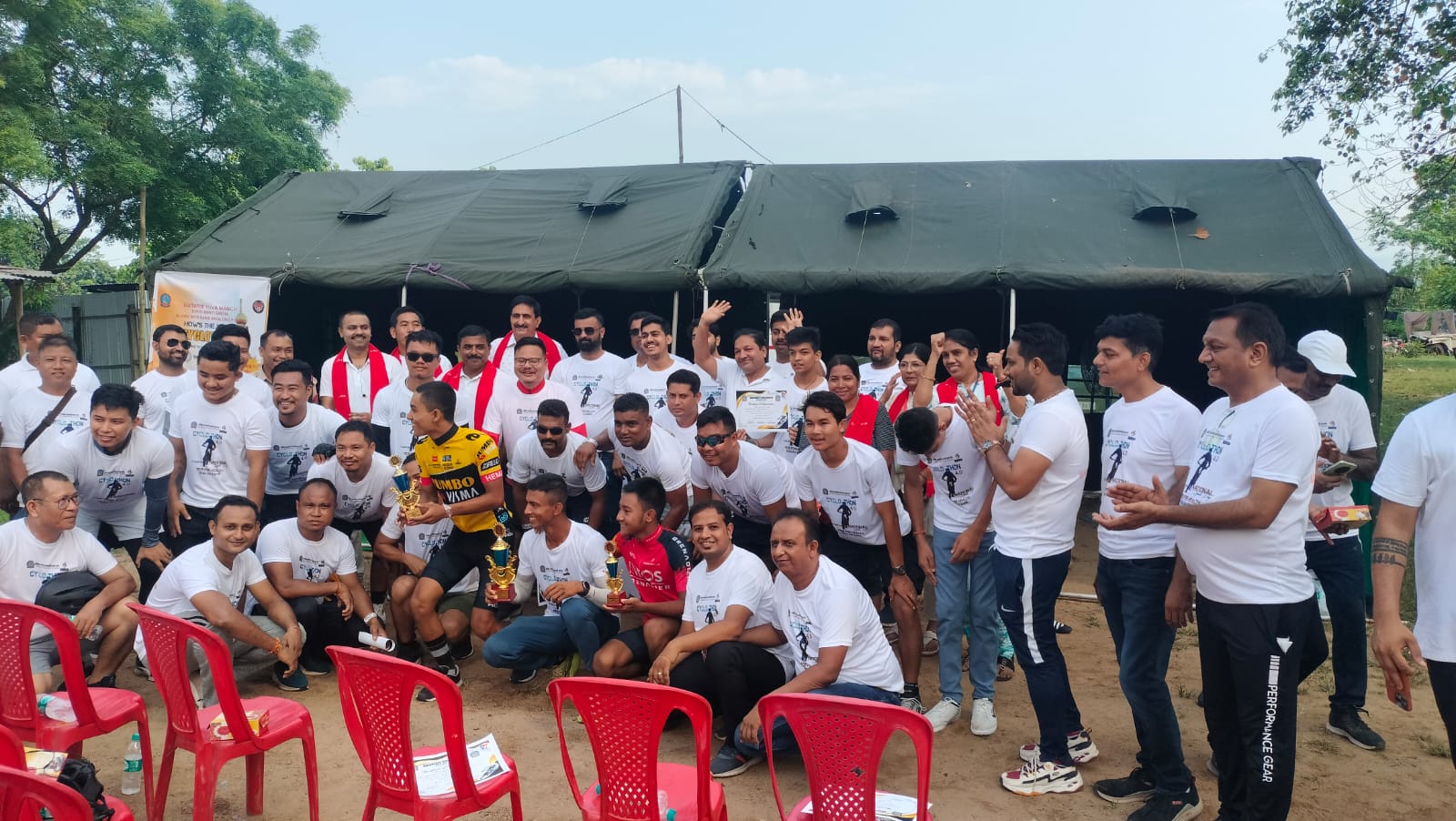 ডিফুত মাৰোৱাৰী যুৱ মঞ্চৰ উদ্যোগত ডিফুৰ পৰা মাঞ্জালৈ চাইক্লথনৰ ফ্লেগ অফ কৰে কাৰবি আংলং জিলা আৰক্ষী অধীক্ষক সঞ্জীৱ কুমাৰ শইকীয়াই 3 ডিফুত মাৰোৱাৰী যুৱ মঞ্চৰ উদ্যোগত ডিফুৰ পৰা মাঞ্জালৈ চাইক্লথনৰ ফ্লেগ অফ কৰে কাৰবি আংলং জিলা আৰক্ষী অধীক্ষক সঞ্জীৱ কুমাৰ শইকীয়াই