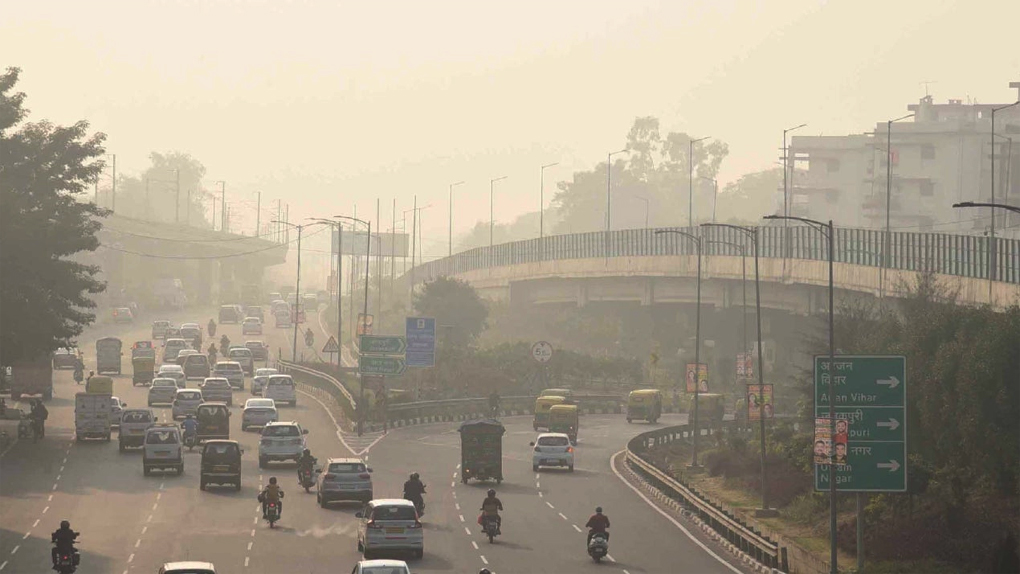 Delhi Pollution : ধোঁৱাৰ আৱৰণেৰে আবৃত দিল্লী, বায়ুৰ গুণমান হ্ৰাসৰ লগে লগে উদ্বেগ বৃদ্ধি 3 Delhi | ASSAM TIMES POST