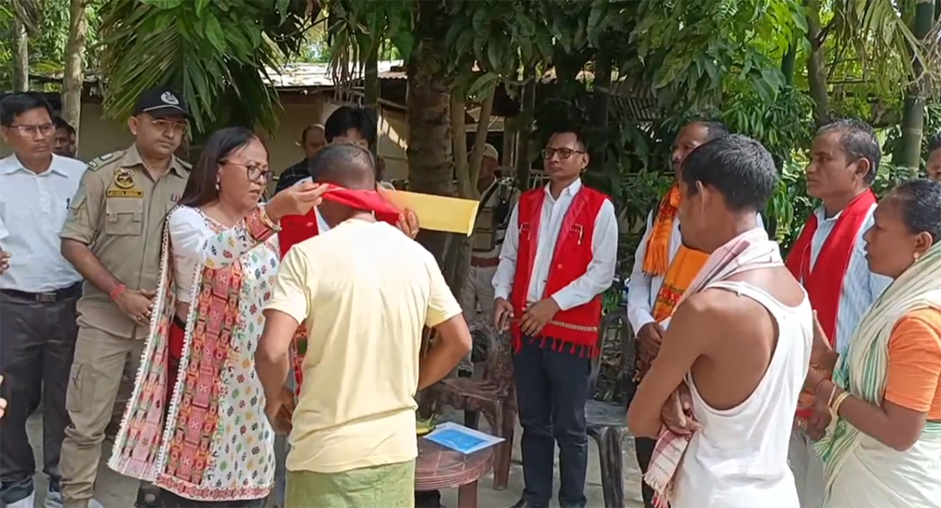 Tokoubari murder I টকৌবাৰী হত্যাকাণ্ডৰ দুই মাছমৰীয়া পৰিয়ালক সাক্ষাৎ জিলা আয়ুক্ত নিৰলা ফাংচ'পীৰ 2 টকৌবাৰী হত্যাকাণ্ডৰ দুই মাছমৰীয়া পৰিয়ালক সাক্ষাৎ জিলা আয়ুক্ত নিৰলা ফাংচ'পীৰ