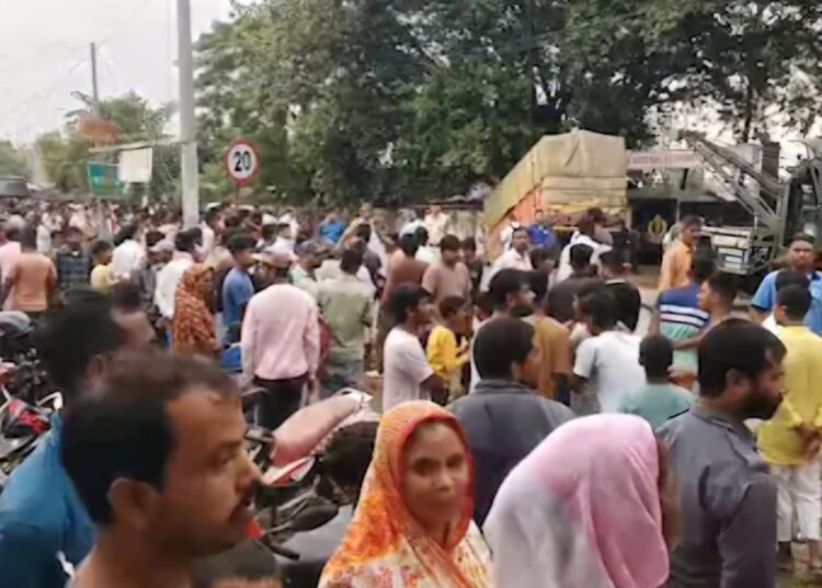মালবাহী ট্ৰাকৰ উপদ্ৰৱ, গৌৰীপুৰত সংঘটিত দুৰ্ঘটনা, নিহত ১ 1 মালবাহী ট্ৰাকৰ উপদ্ৰৱ, গৌৰীপুৰত সংঘটিত দুৰ্ঘটনা, নিহত ১