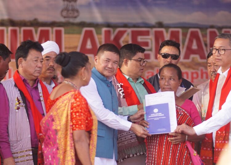 ডংকামোকাম-বৈঠালাংছত চৰকাৰী ভাৱে মাটিৰ পট্টা বিতৰণৰ শুভাৰম্ভ : 1 ডংকামোকাম-বৈঠালাংছত চৰকাৰী ভাৱে মাটিৰ পট্টা বিতৰণৰ শুভাৰম্ভ :