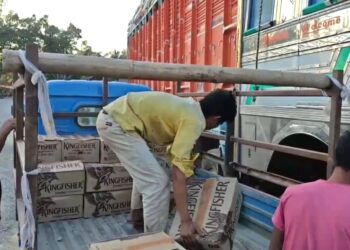 A large quantity of illegal Meghalaya liquor-filled truck was seized by Dokmoka police 2 A large quantity of illegal Meghalaya liquor-filled truck was seized by Dokmoka police