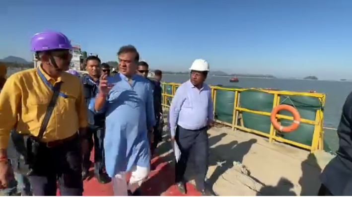 CM Himanta Biswa Sarma : অহা বছৰ জুলাইত সম্পূৰ্ণ হ'ব গুৱাহাটী-উত্তৰ গুৱাহাটী সংযোগী ব্ৰহ্মপুত্ৰ দলং, নিৰ্মাণকাৰ্য পৰিদৰ্শন মুখ্যমন্ত্ৰীৰ 1 CM Himanta Biswa Sarma : অহা বছৰ জুলাইত সম্পূৰ্ণ হ’ব গুৱাহাটী-উত্তৰ গুৱাহাটী সংযোগী ব্ৰহ্মপুত্ৰ দলং, নিৰ্মাণকাৰ্য পৰিদৰ্শন মুখ্যমন্ত্ৰীৰ