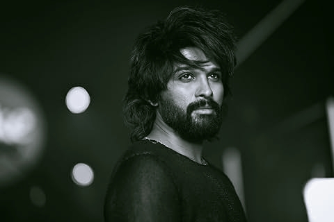 Allu Arjun I পদপিষ্ট হৈ নিহত মহিলাৰ পৰিয়ালক ২৫ লাখৰ অনুদান ঘোষণা আল্লুৰ, শোক প্ৰকাশ 3 Allu Arjun I