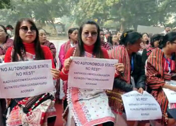 Dharna display at Jantar-Mantarat : স্বায়ত্তশাসিত ৰাজ্যৰ দাবীত দিল্লীৰ যন্তৰ-মন্তৰত ধর্ণা প্রদর্শন কাৰ্বি আংলঙৰ দল-সংগঠনৰ