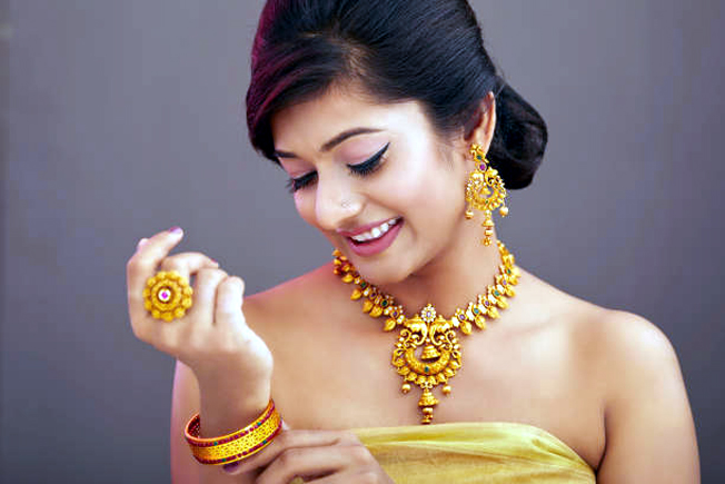 Gold Jewellary of Indian women : ভাৰতীয় মহিলাসকলৰ হাতত কিমান সোণ আছে ? তথ্য জানিলে আচৰিত হ'ব 1 Gold Jewellary of Indian women : ভাৰতীয় মহিলাসকলৰ হাতত কিমান সোণ আছে ? তথ্য জানিলে আচৰিত হ’ব