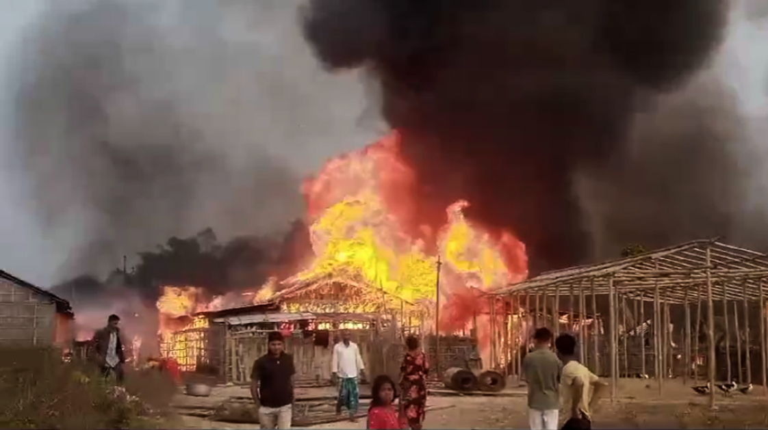Fire at Lahorijan : লাহৰিজান নিৰ্মল কুমাৰ চাহ বাগান বস্তিত ভয়ঙ্কৰ অগ্নিকাণ্ড! লক্ষ্যাধিক টকাৰ সা-সম্পত্তি ভস্মীভূত 3 লাহৰিজান নিৰ্মল কুমাৰ চাহ বাগান বস্তিত ভয়ঙ্কৰ অগ্নিকাণ্ড! লক্ষ্যাধিক টকাৰ সা-সম্পত্তি ভস্মীভূত