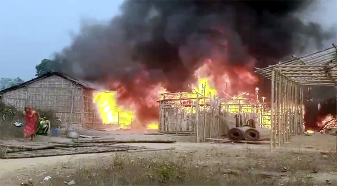 Fire at Lahorijan : লাহৰিজান নিৰ্মল কুমাৰ চাহ বাগান বস্তিত ভয়ঙ্কৰ অগ্নিকাণ্ড! লক্ষ্যাধিক টকাৰ সা-সম্পত্তি ভস্মীভূত 1 Fire at Lahorijan : লাহৰিজান নিৰ্মল কুমাৰ চাহ বাগান বস্তিত ভয়ঙ্কৰ অগ্নিকাণ্ড! লক্ষ্যাধিক টকাৰ সা-সম্পত্তি ভস্মীভূত