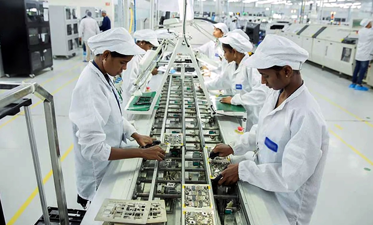 Indian Mobile phone Industry : মোবাইল ৰপ্তানিত অভিলেখ সৃষ্টি ভাৰতৰ 3 mobil | ASSAM TIMES POST