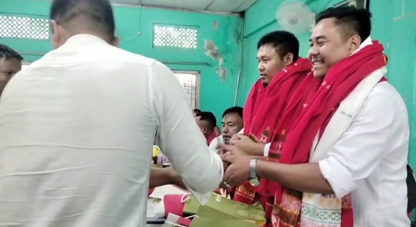 ডিফুত কাৰ্বি ছাত্ৰ সন্থা ইংলংফ' গোটৰ নৱ নিৰ্বাচিত সভাপতি, সম্পাদক আৰু কাৰ্যনিৰ্বাহকৰ শপত গ্ৰহণ: 2 ডিফুত কাৰ্বি ছাত্ৰ সন্থা ইংলংফ' গোটৰ নৱ নিৰ্বাচিত সভাপতি, সম্পাদক আৰু কাৰ্যনিৰ্বাহকৰ শপত গ্ৰহণ: