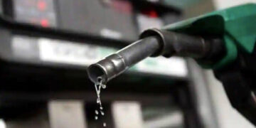 India fuel crisis I ঔদ্যোগিক আৰু বাণিজ্যিক প্ৰতিষ্ঠানসমূহক সাধাৰণ পাম্পৰ পৰা একেলগে পেট্ৰ'ল-ডিজেল ক্ৰয়ত বাধা কেন্দ্ৰৰ 5 Fuel Tariff hike : ইন্ধনজাত তেলত ২ টকা শুল্ক বৃদ্ধি, বৃদ্ধি পাব নেকি পেট্ৰ’ল-ডিজেলৰ মূল্য?
