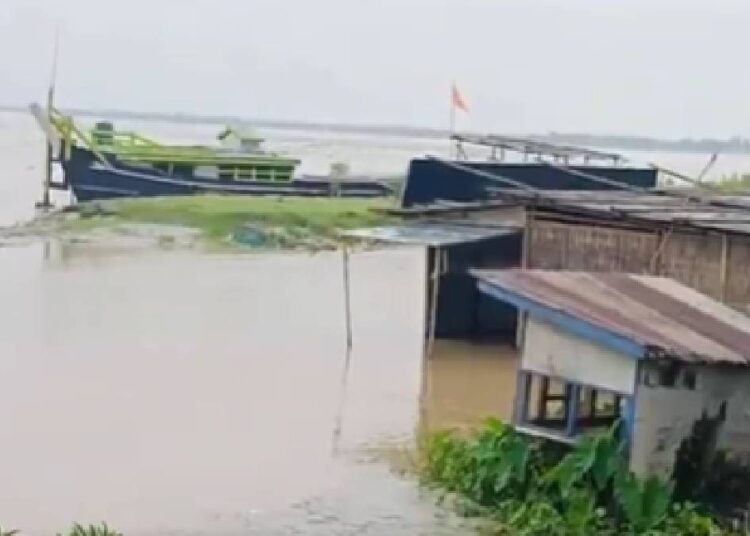 Assam Flood Crisis Escalates as Brahmaputra Overflows, Jorhat Ferry Services Disrupted 1 Assam Flood Crisis Escalates as Brahmaputra Overflows, Jorhat Ferry Services Disrupted